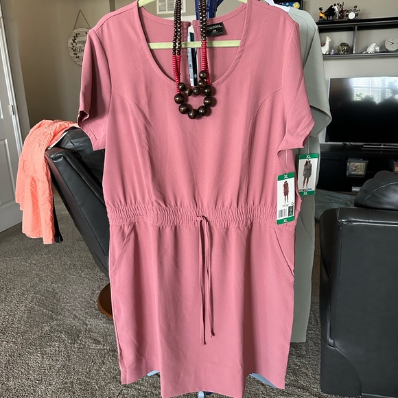 32 Degrees Dresses & Skirts - 32 degrees NWT pink lightweight short sleeve Dress with necklace. XL
